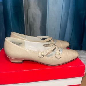 Compliments Shoe 7AA cream color